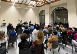 Il pubblico ha avuto bisogno degli spazi ampi della nuova sala incontri in piazza Santa Maria